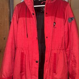 Hallo ich verkaufe eine Rote Winterjacke in Größe M wurde ab und zu getragen ist 7 Jahre alt. Wenn jemand Interesse hat. Gerne melden.
