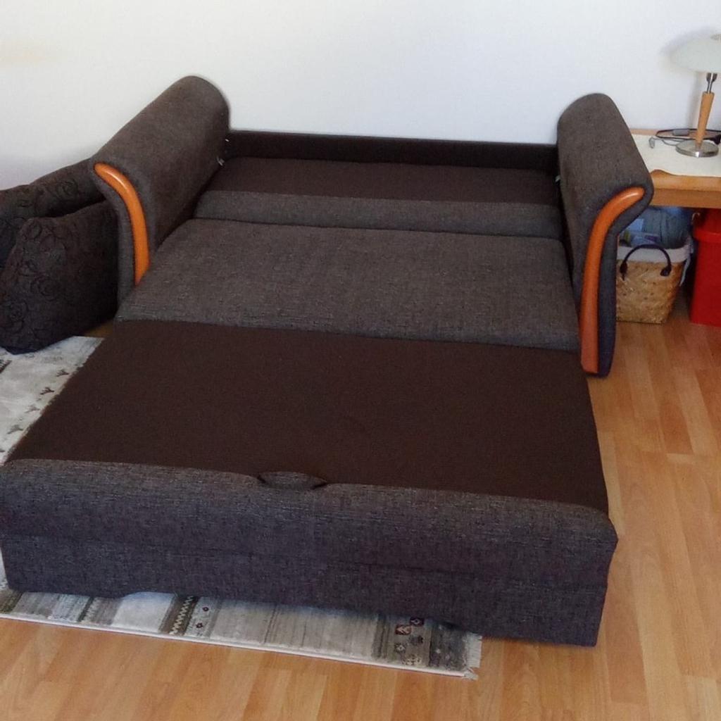 Verkauft wird eine sehr gut erhaltene Schlafcouch wegen einer Neuanschaffung. Die Couch wurde nur sehr selten benutzt und befindet sich daher in einem einwandfreien Zustand!
L: 1,53m B: 0,93m H: 1,25m

Die Couch steht in Taunusstein!