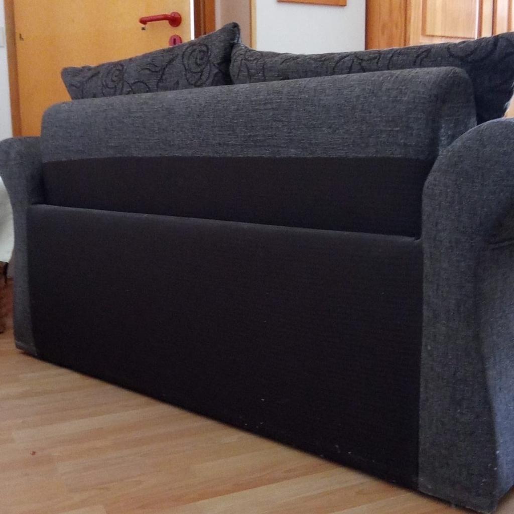 Verkauft wird eine sehr gut erhaltene Schlafcouch wegen einer Neuanschaffung. Die Couch wurde nur sehr selten benutzt und befindet sich daher in einem einwandfreien Zustand!
L: 1,53m B: 0,93m H: 1,25m

Die Couch steht in Taunusstein!