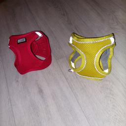 Hundegeschirr mit Polster 

-rotes Geschirr Größe XS
15€

-gelbes Geschirr Größe 28-32cm 

Keine Garantie,Keine Rücknahme