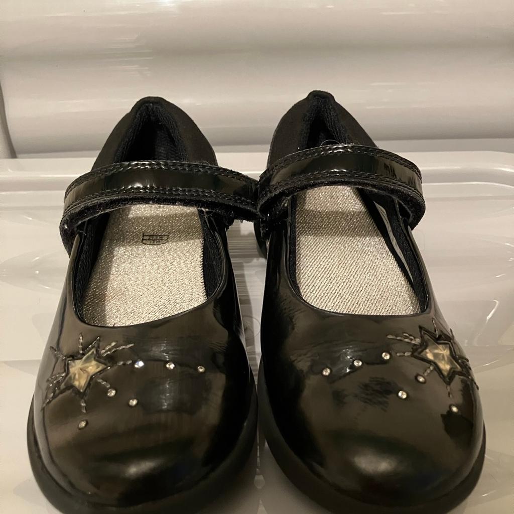 💥💥 OUR PRICE IS JUST £6 💥💥 these will have been around £45-£50 when bought new

Preloved girls school shoes from Clark’s

Size: 11.5F (Standard fit)
Brand: Clark’s
Condition: great condition

Have been buffed with polish and hand washed

Collection available from Bradford BD4/BD5
(Off rooley lane however no shop)

We deliver within reason for fuel costs

We also post if covered (recorded delivery only) we do combine if multiple items are purchased

Sorry no Shpock wallet