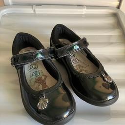 💥💥 OUR PRICE IS JUST £6 💥💥 these will have been around £45-£50 when bought new

Preloved girls mermaid school shoes from Clark’s

Size: 8.5F (standard fit)
Brand: Clark’s
Condition: good. Small scuff on left shoe as can be seen on photos doesn’t affect use 

Have been buffed with polish and hand washed

Collection available from Bradford BD4/BD5
(Off rooley lane however no shop)

We deliver within reason for fuel costs

We also post if covered (recorded delivery only) we do combine if multiple items are purchased

Sorry no Shpock wallet
