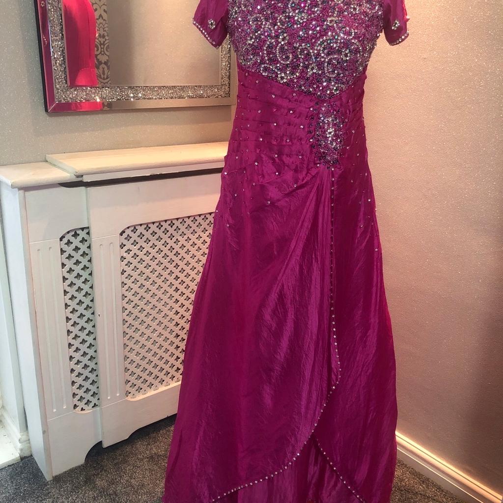 This is a tailor made dress

You tube video of the dress - link below



Suitable for prom, bridesmaid or for Indian/Asian/Pakistani party wear

Would suit ladies size 4-6 or a teenager

Please see measurements below

Colour fuchsia pink

Rhinestone detail - please note some stones/beadwork could be missing here and there

Netting underneath

Short sleeves

Zip fastening at back

Used condition

Measurements - all Approx

Length 137cm

Shoulder 38cm

Armpit to armpit 44cm

Sleeves length 13cm

Sleeves width 13.5 cm

Any questions please ask

Please see my other items for sale