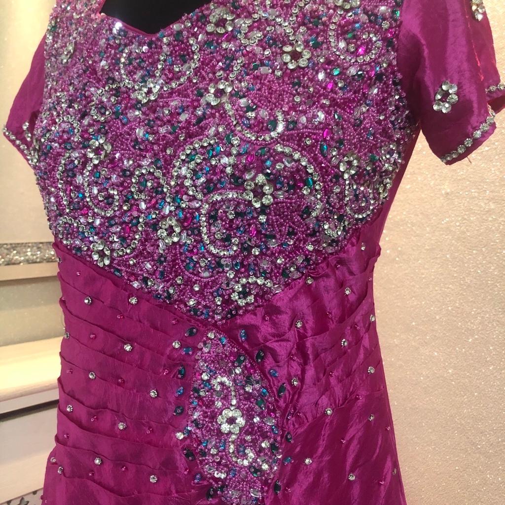 This is a tailor made dress

You tube video of the dress - link below



Suitable for prom, bridesmaid or for Indian/Asian/Pakistani party wear

Would suit ladies size 4-6 or a teenager

Please see measurements below

Colour fuchsia pink

Rhinestone detail - please note some stones/beadwork could be missing here and there

Netting underneath

Short sleeves

Zip fastening at back

Used condition

Measurements - all Approx

Length 137cm

Shoulder 38cm

Armpit to armpit 44cm

Sleeves length 13cm

Sleeves width 13.5 cm

Any questions please ask

Please see my other items for sale