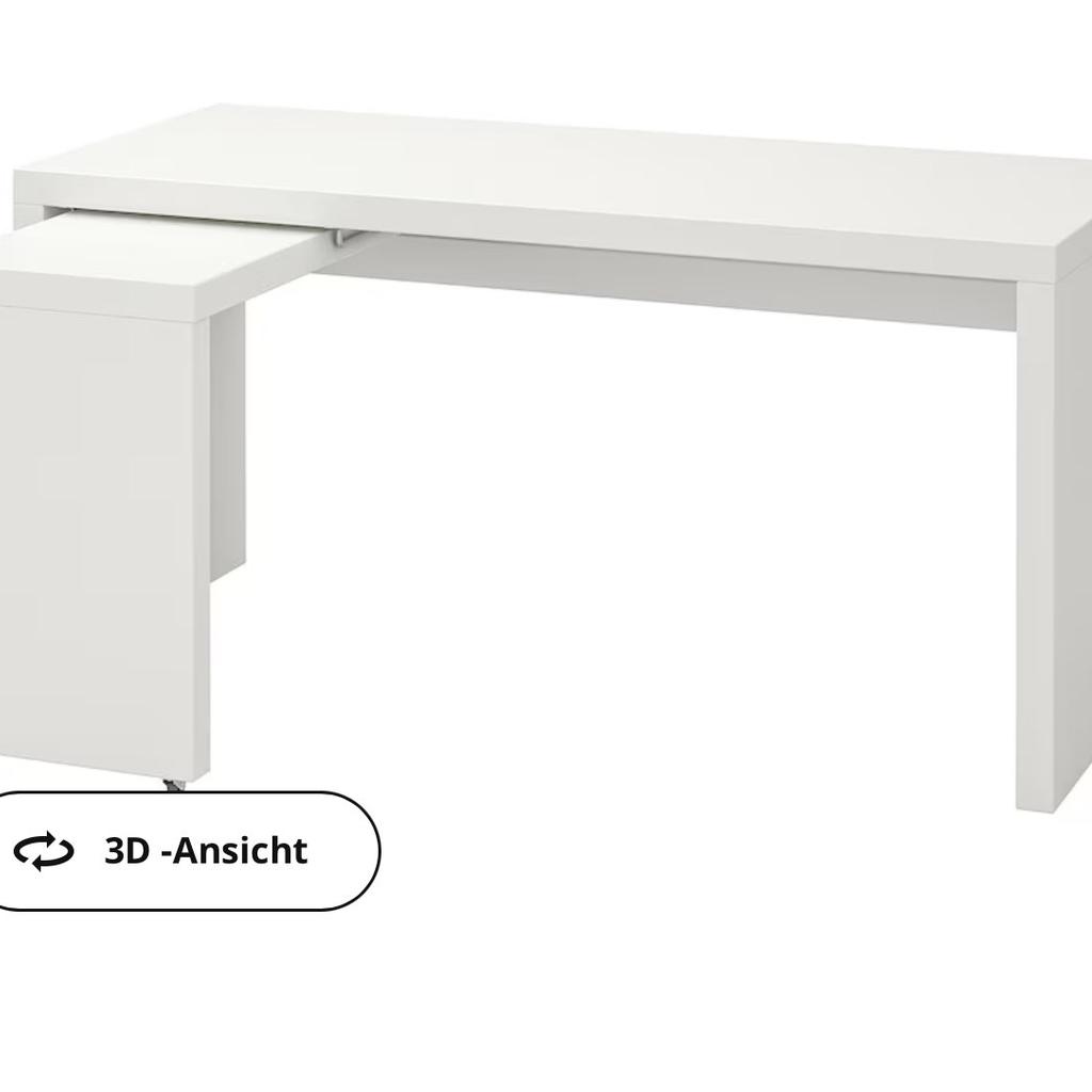 Verkaufe unser Schreibtisch von Ikea mit Ausziehplatte, weiß, 151x65 cm, welcher kaum benutzt worden ist.
Die Ausziehplatte bietet zusätzliche Arbeitsfläche.
Im Fach unter der Tischplatte sind Kabel und Mehrfachsteckdosen griffbereit und doch außer Sichtweite.

Die ausziehbare Arbeitsfläche kann nach Bedarf links oder rechts angebracht werden.

Kann frei im Raum stehen, da es auch auf der Rückseite behandelt ist.