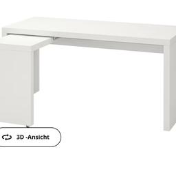 Verkaufe unser Schreibtisch von Ikea mit Ausziehplatte, weiß, 151x65 cm, welcher kaum benutzt worden ist.
Die Ausziehplatte bietet zusätzliche Arbeitsfläche.
Im Fach unter der Tischplatte sind Kabel und Mehrfachsteckdosen griffbereit und doch außer Sichtweite.

Die ausziehbare Arbeitsfläche kann nach Bedarf links oder rechts angebracht werden.

Kann frei im Raum stehen, da es auch auf der Rückseite behandelt ist.