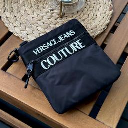Versace Jeans Couture Umhängetasche in der Farbe Schwarz. Unisex geeignet.

Kaufpreis: 114,95€