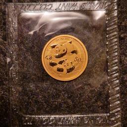 3 gr. China Panda Goldmünze 2022 Jubiläums Ausgabe mit 40 Jahre Mintmark sehr Rar!

Beschreibung:
China Panda 2022 - 999er Goldmünze
Nennwert: 50 Yuan
In Original Folie eingeschweißt

Serie der chinesischen Prägestätten seit 1982 in Gold mit dem Bild des Panda´s jährlich wechselnde Motive.

Eine sehr schöne Münze die für Sammler und als Wertanlage hervorragend geeignet ist!!!