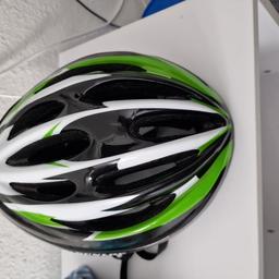 Verkaufe ein Fahrrad helm für kinder den kann mann gros und klein stellen so wie mann die braucht er ist in die farbe grün.