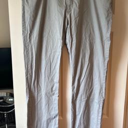 Lee jeans straight leg size 40 waist
grey in colour 
in excellent condition with no marks or flaws