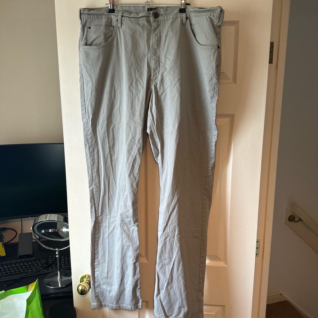 Lee jeans straight leg size 40 waist
grey in colour
in excellent condition with no marks or flaws