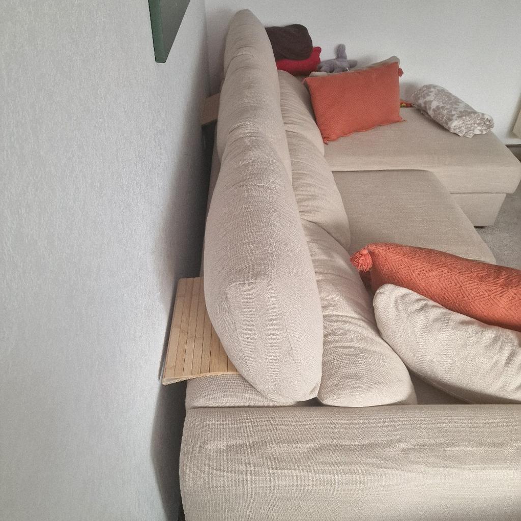 Dieses bequeme Sofa in beige von Ikea ist 2,5 Jahre alt.
Jedes einzelne Sitzelement kann ausgezogen werden, somit verwandelt sich das Sofa in ein Bett.
Die Recamiere dient als Stauraum.
Die Kopfteile können einzeln verstellt werden.
Inklusive 2 Kissen in gleicher Farbe und Material.

Die Couch weisst kleine Gebrauchsspuren auf, die jedoch kaum erkennbar sind (siehe Bilder).

Pflegeleichter Stoff

Maße:
Breite 267 cm
Tiefe 107 cm
Sitztiefe 58 cm
Recamiere 78 cm (breit) 104 cm (tief)