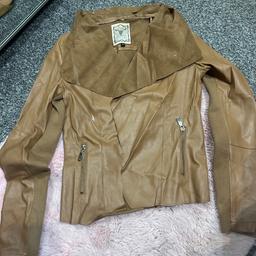 SIZE 10 NEW LOOK LADIES TAN FAUX LEATHER JACKET WITH SIDE ZIPPED POCKETS THERE IS SOME PEELING ON FAUX LEATHER ON BACK OF NECK AS SHOWN IN PICTURE BUT CANNOT REALLY SEE IT WHEN COLLAR IS DOWN