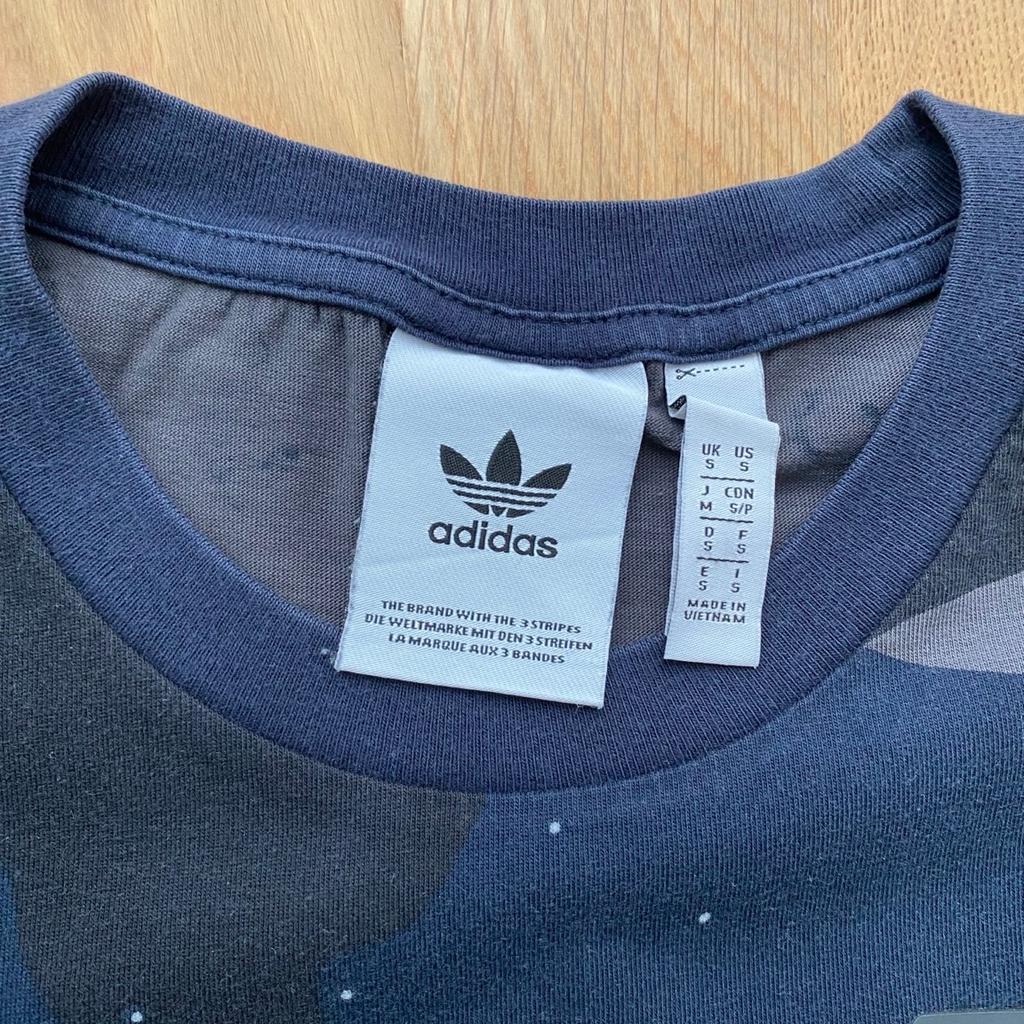 Mein Sohn hat aussortiert. Verkauft wird ein Adidas Camouflage-Shirt in blau-grau-Tönen in Herrengröße S. Nun ist es leider zu klein. Sehr guter gebrauchter Zustand.