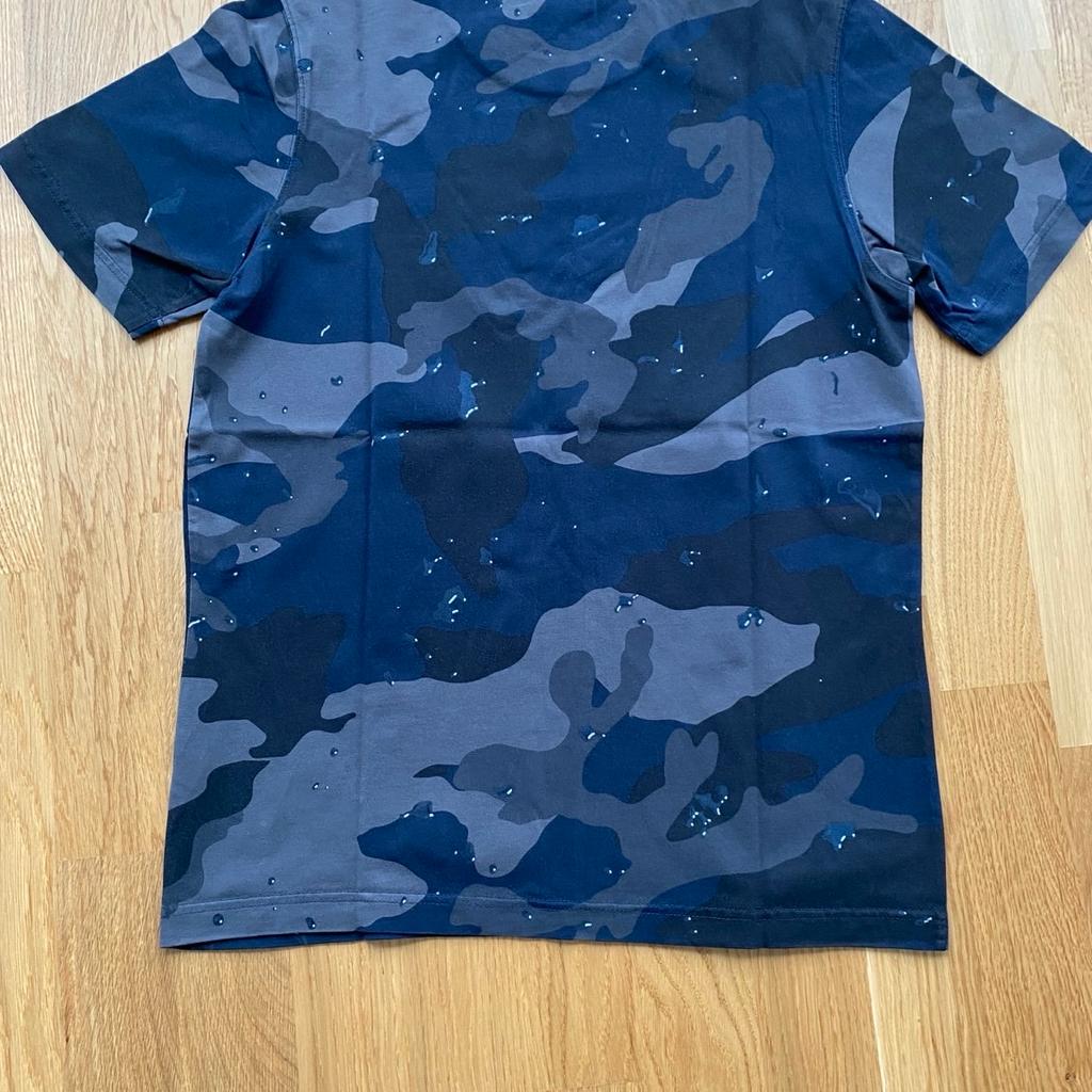 Mein Sohn hat aussortiert. Verkauft wird ein Adidas Camouflage-Shirt in blau-grau-Tönen in Herrengröße S. Nun ist es leider zu klein. Sehr guter gebrauchter Zustand.