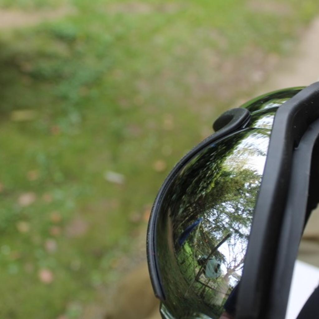 coole Hundebrille Motorrad Quad Cabrio fahren NEU Brille

unbenutzt

Schutz vor Wind
Ultaviolette Strahlung
für Schneeflächen
und das wichtigste beim Cabrio Düsen zuverlässiger Schutz Fliegen Insekten,Dreck, usw.

grössenverstellbar

bei einem Foto habe ich versucht die Landschaft durch die Brille zu fotografieren

Abholung 53783 Eitorf