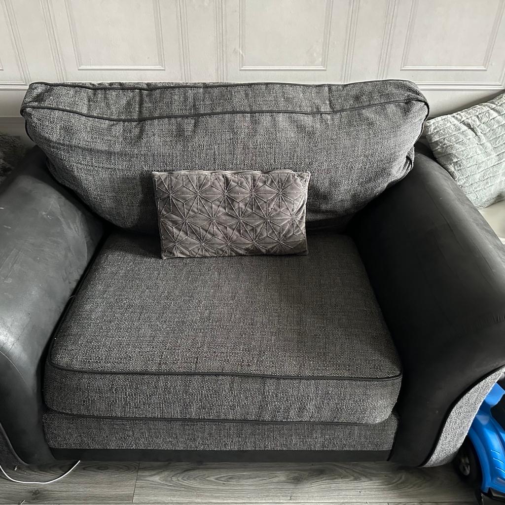 4 seater sofa
2 seater cuddle chair
Foot stall.
All brilliant condition with foam seats so they won’t go flat.
Only selling due to needing a corner swap for corner?