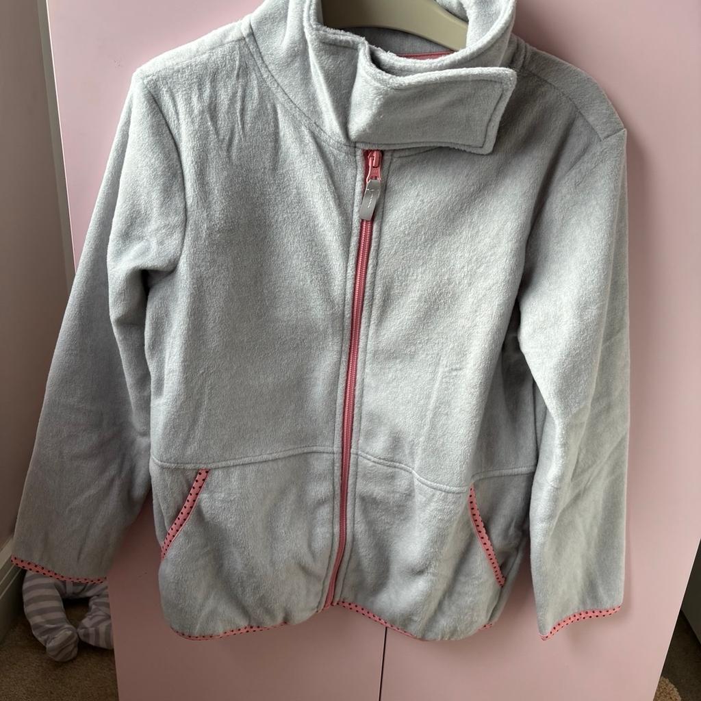 ⭐️collection only from wv11 essington⭐️

🌸girls age 9-10years bundle, includes 1 grey fleeced jacket (new without tags), 3x next age 9 leggings (2worn once, other brand new) & 1 fleeced lined black leggings (worn once) £15 for all