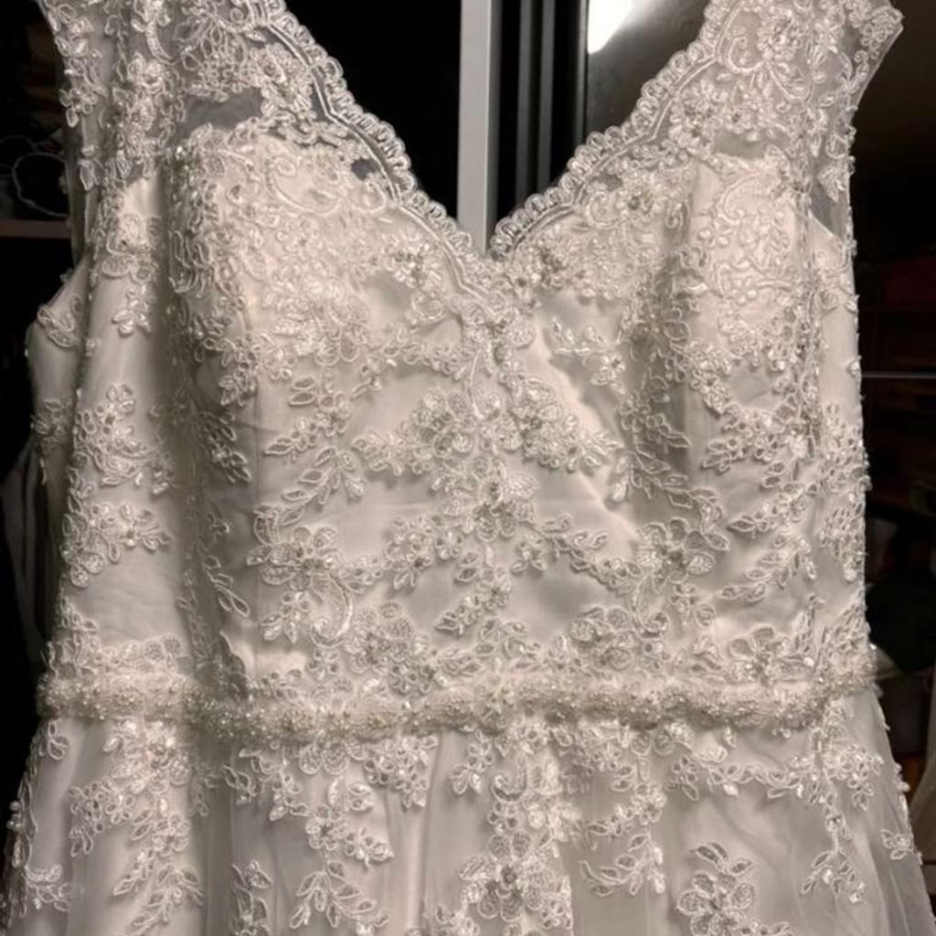 Verkaufe mein 1 mal getragenes Hochzeitskleid.
Mit Reifenunterrock und Schleppe.
Hochzeitskleid ist gereinigt worden.

Größe ist von 48-52 / das Kleid ist zum Schnürren!

Preis ist VHB.

Neupreis--1350 .

Können gern weitere Fotos zugesendet werden.

Bei einem Kauf keine Rückgabe möglich!!!