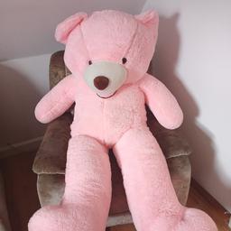Hab eine rosa Teddy mit einer Stehhöhe von ca. 160cm. 
Benutz wurde er nie. bisher sahs er nur irgendwo herum, daher auch so gut wie keine Gebrauchsspuren. 
Ein Reißverschluss ist hinten am Rücken zum befüllen/entleeren. 

Nur Abholen