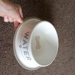 excellent dog bowl with rubber edge to protect floor.
minor small scuffs but excellent condition
Bloxwich WS3