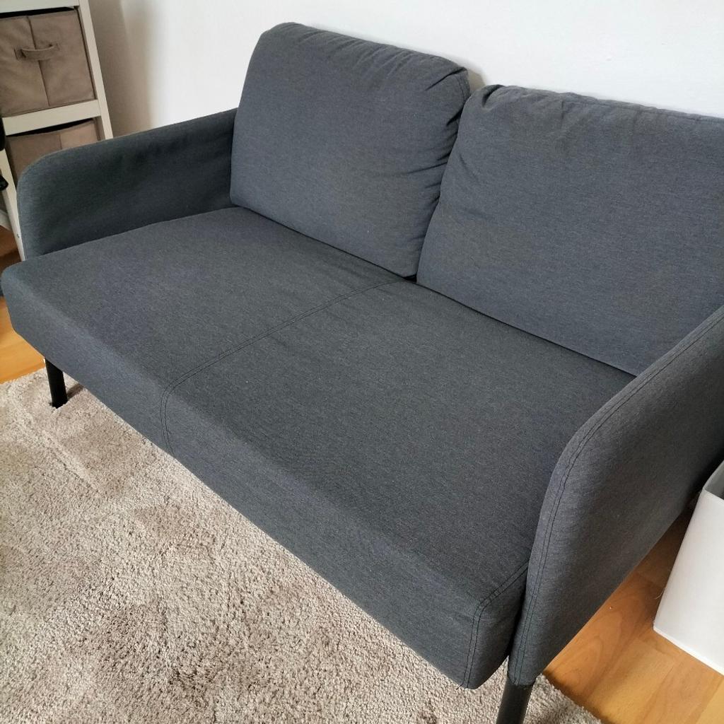 Diesen 2-Sitzer habe ich letztes Jahr bei Ikea gekauft, da ich ein größeres Sofa holen möchte, steht dieser zum Verkauf. Das Sofa ist sehr gemütlich,
der Zustand ist einwandfrei.
Bei Fragen gerne kontaktieren.