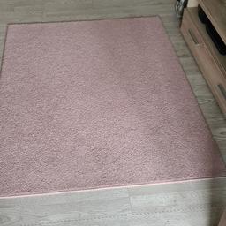 Verkaufe hier diesen Teppich in Rosa gr.120x160 wie auf dem Bild zu sehen ist. Wir sind ein tierfreier und Nichtraucherhaushalt. Nur Abolung