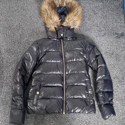 lovely jacket by zara
black shiny padded with down
removable large faux fur hood
Great preloved condition
UK large fit UK 12