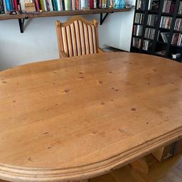 Ovaler massiver Holztisch ca. 170cm lang 130cm breit, mit 4 anmutig aussehenden massiven Holzstühlen mit edlem Stoffbezug.