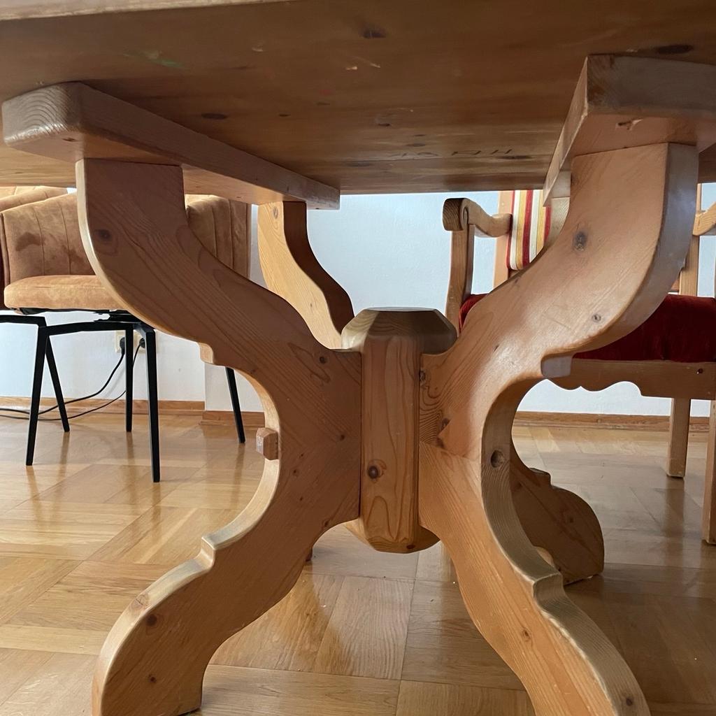 Ovaler massiver Holztisch ca. 170cm lang 130cm breit, mit 4 anmutig aussehenden massiven Holzstühlen mit edlem Stoffbezug.