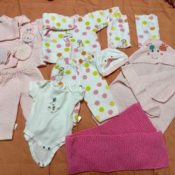 Two sets of new girl clothes (0-3months),a hat ,2 napkin,and a pair of gloves,a towel ,a scarf new (except the gloves) ,and a vest (worn)
,collection preferred