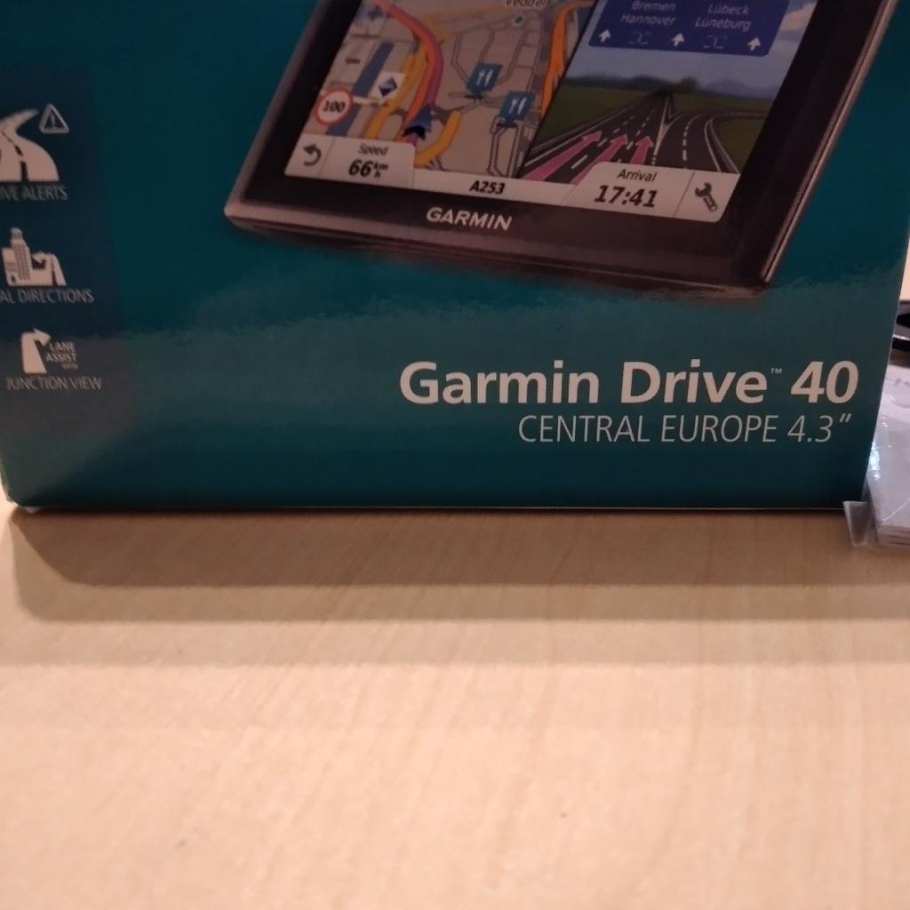 Ich verkaufe hier ein Navigationsgerät.
Garmin Drive 40.
Kartenmaterial Zentral Europa.
Gebraucht aber in einem sehr guten Zustand.
Voll funktionsfähig.
Mit Gebrauchsanweisung, KFZ-Ladekabel, USB-Kabel, Navi Halterung.
Rest siehe Bilder.
Keine Garantie oder Rücknahme da es sich um einen Privatverkauf handelt.
