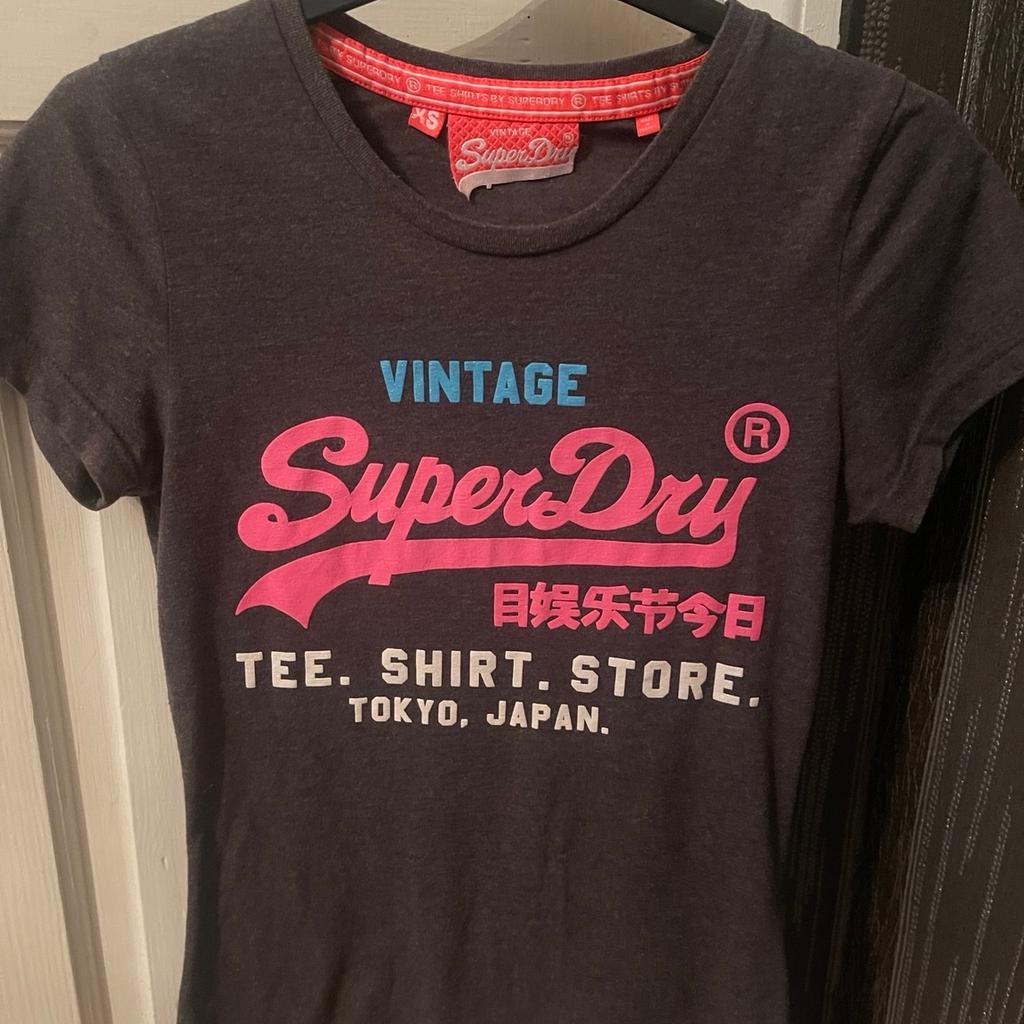 Superdry t shirt, only been worn a few times so still has lots of wear out of it. The size is extra small. £10 or nearest offer. Puo prestwich.