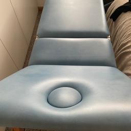 This portable massage couch with carry cover is covered in a vinyl blue washable surface and  has got adjustably legs, the top half is split to allow a client to sit up if having any facial treatment at 3 different levels 
Height 2ft 8” in the photos 
Length 6ft 
Width 2ft 
Message any questions