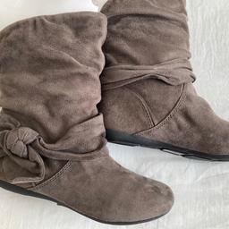Aldo Garcea Boots in mink

Faux suede fabric

Flat heel boots with bow detail on side

UK size 3

Free collection or £4.59 delivery
