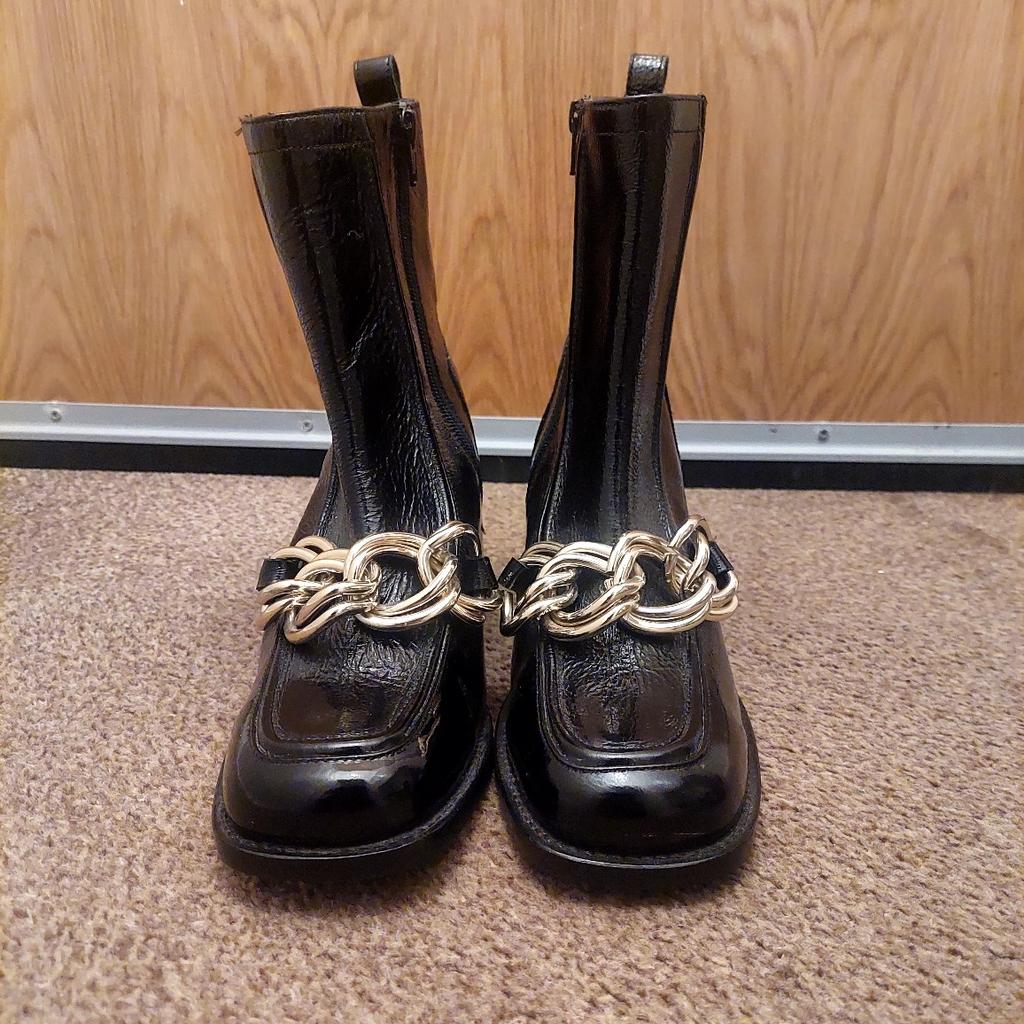 River Island boots
Patent leather
Gold chain detail
Size 6
Never worn