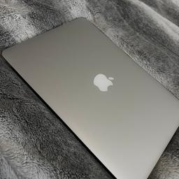 Ein MacBook Air 12 in der Farbe silber.
8GB Speicher
Dazu kommt eine schöne Marmor Hülle (oben+unten)