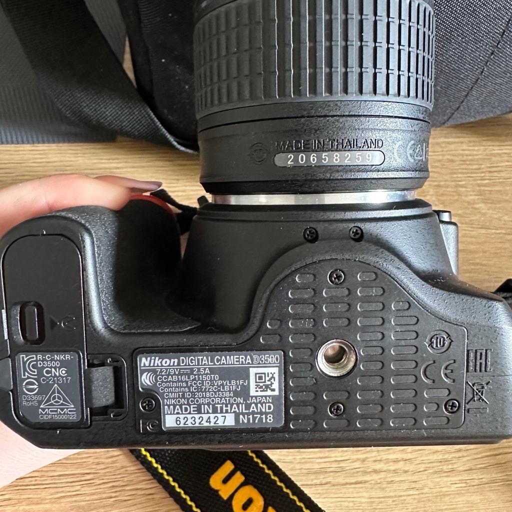 Die Nikon D3500 ist eine leistungsstarke DSLR-Kamera mit einer maximalen Auflösung von 24,2 MP und einem Nikkor AF-P DX 18-55mm VR Objektiv. Die Kamera eignet sich perfekt für Anfänger und Fortgeschrittene Fotografen, die auf der Suche nach einer zuverlässigen und benutzerfreundlichen Kamera sind. Die Nikon D3500 bietet 1080p Full HD-Filmaufnahmen und eine AF-Sperre für gestochen scharfe Bilder. Das Kameragehäuse wiegt ca. 365g und ist in Schwarz erhältlich. Der Lithium-Ion Akku sorgt für eine lange Leistungsdauer.

Das Angebot beinhaltet die Kamera und das Objektiv 18-55 mm, mit einem Akku und einem Batterieladegerät.

Das Objektiv Nikkor 18-55 mm ist neu und unbenutzt.
Der Kamera-Körper ist in ausgezeichnetem Zustand.

Die Kamera wurde nur 3 mal benutzt, und immer in der Tragetasche untergebracht.

Bei fragen einfach melden.

Keine Garantie und Gewährleistung.
Nur Abholung.