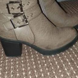 Brown leather boots 
Size 5
Select £24.99
Worn once
Heel size 7cm