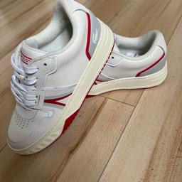 Original Lacoste Sneaker Gr 39
Zustand ist Top , da nur 2 x getragen

Gern Abholung / Versand möglich