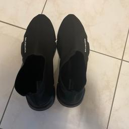 Ich verkaufe meine Neuen Balenciaga Speed Trainer in Schwarz. Der Schuh wurde 1mal getragen und hat keine Gebrauchsspuren, risse oder knicke. Der Preis ist verhandelbar.