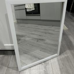 simple but elegant mirror
the sizing on the picture is in inches
super easy to hang up
comes with command strips if you want :)