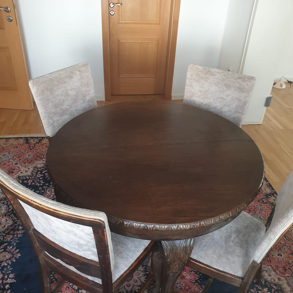 Angeboten wird ein runder antiker Tisch mit Löwenfüßen. Dazu gehören 4 Stühle sowie eine Platte um den Tisch in der Länge zu erweitern und eine Antiker Schrank in guter Zustand
