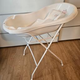 Rückenschonende Babybadewanne inkl. Neugeboreneneinsatz mit Anti-Rutsch-Matte und Ablaufschlauch zu verkaufen.  Abholung in Mannheim-Gartenstadt.