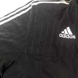 Ein schwarzer Adidas Mantel
