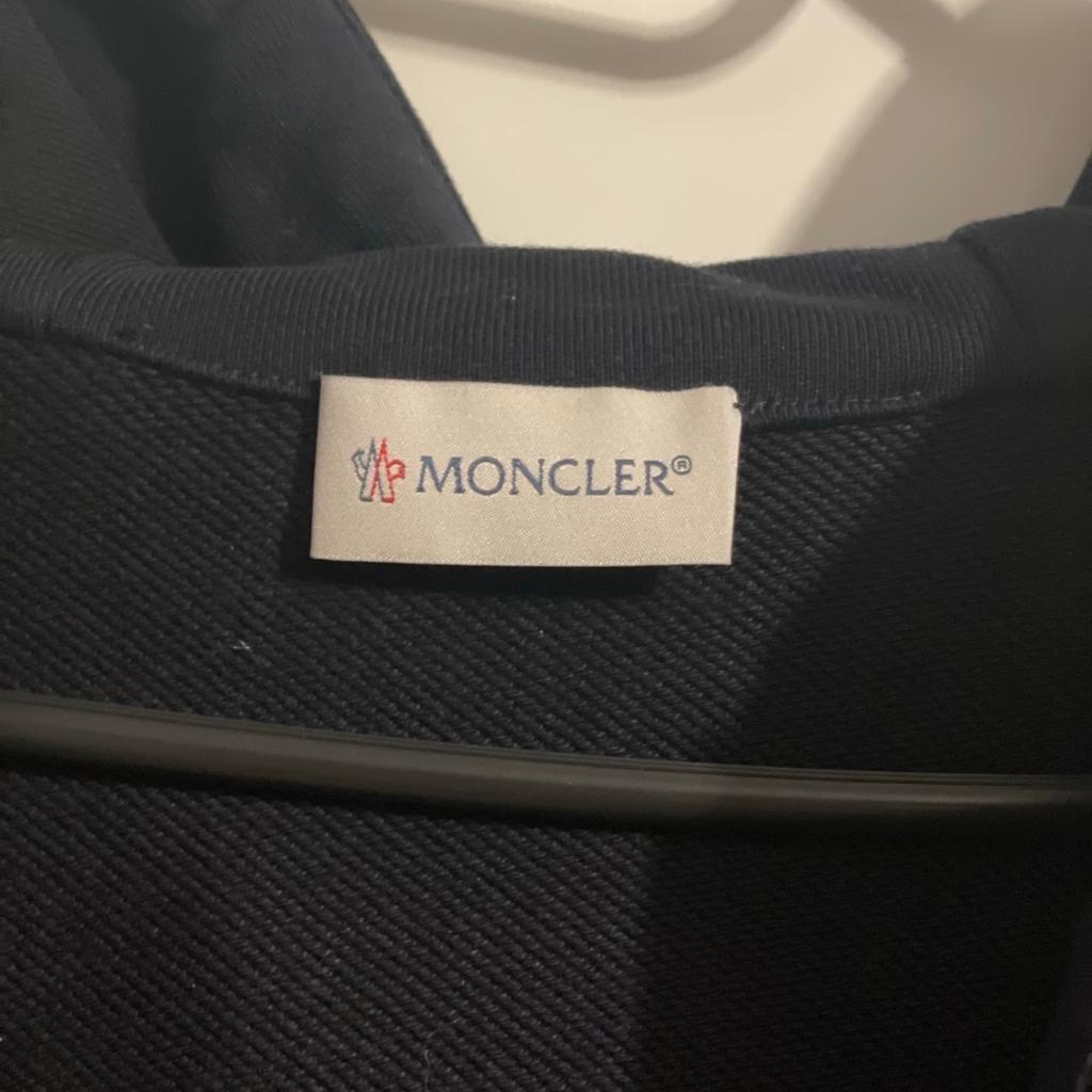 Zum Verkauf steht meine Moncler Jacke , sie ist zu 100% Original !!, kann auch vor Ort geprüft werden.
Habe sie damals aus Frankreich für 650€ erworben.
An der Jacke ist nichts dran , die ist wie man auf denn Bildern erkennen kann , in einem top Zustand.

Versand und Abholung wäre möglich