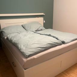 Ich verkaufe mein BRIMNES Bett von Ikea.
Bettgestell, Kopfteil und Schublade, weiß.
Das Bett ist total praktisch, mit viel Stauraum.
Lattenrost ist dabei.
Das Bett muss selber abgebaut werden.
Liegefläche 140 x 200.