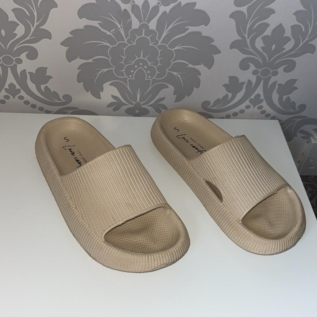 ⭐️collection only from wv11 essington⭐️

🌸new look size small (3/4) cream sliders, ex con £5