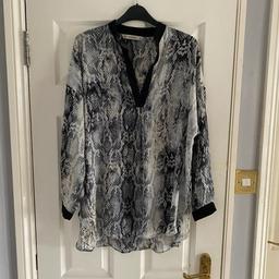 Women’s size 14 grey and black patterned V neck top from Zara. Long sleeves.

Excellent condition.

**PLEASE CHECK OUT OTHER ITEMS IM SELLING**