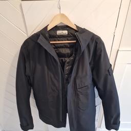 Excellent condition stone island Tank shield coat
With puffer style thermal detachable lining
Waterproof and all around quality item
Pit to Pit measurement 22 inches